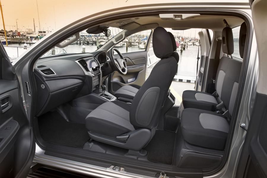 Интерьер Mitsubishi Triton Club Cab 2019 года  (AU) (фото 10 из 10)
